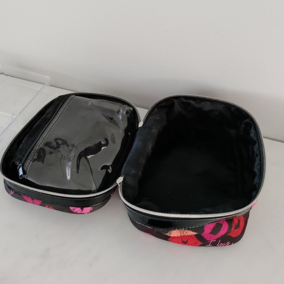 ✨RARE BETSEY JOHNSON LIPS MAKEUP BAG TRAVEL COSMETICS BAG BETSEY JOHNSON KISS✨ - Picture 6 of 6